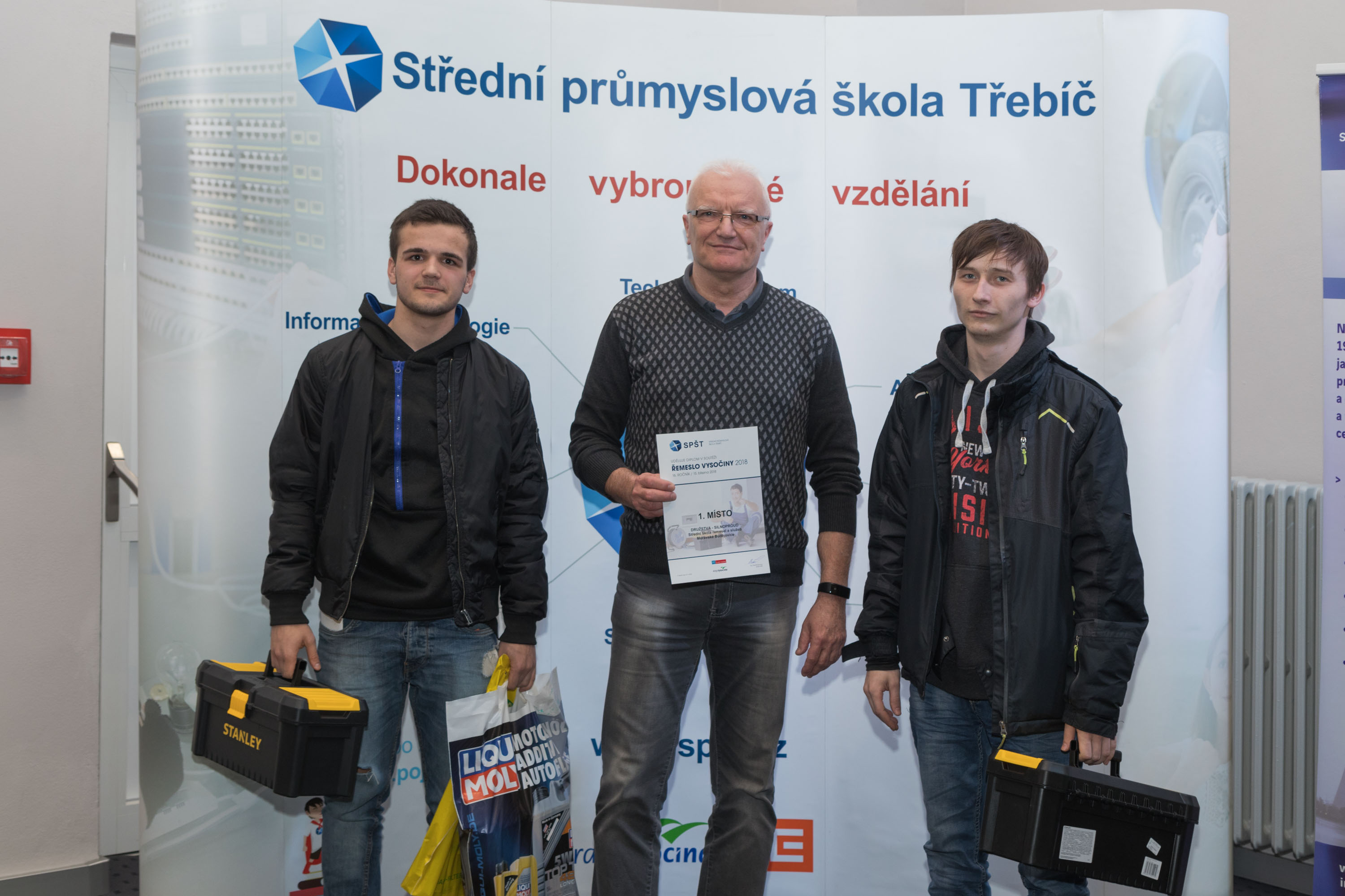 Miroslav Nevěčný, E 3 / Ladislav Vlk, učitel OV / Filip Uhrecký, E 3